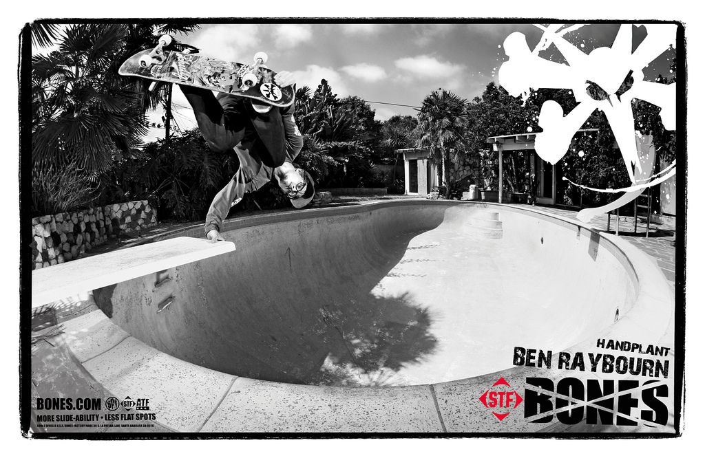 Bones Wheels Teamfahrer Ben Raybourn mit einem Handplant.