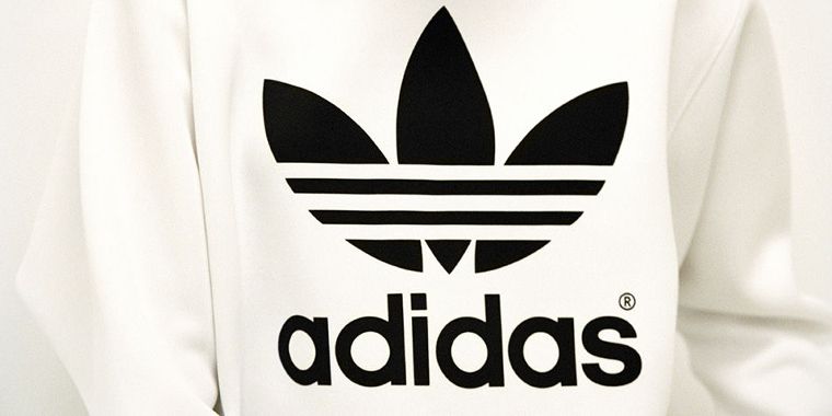 Ein Sweatshirt mit dem Logo von adidas.