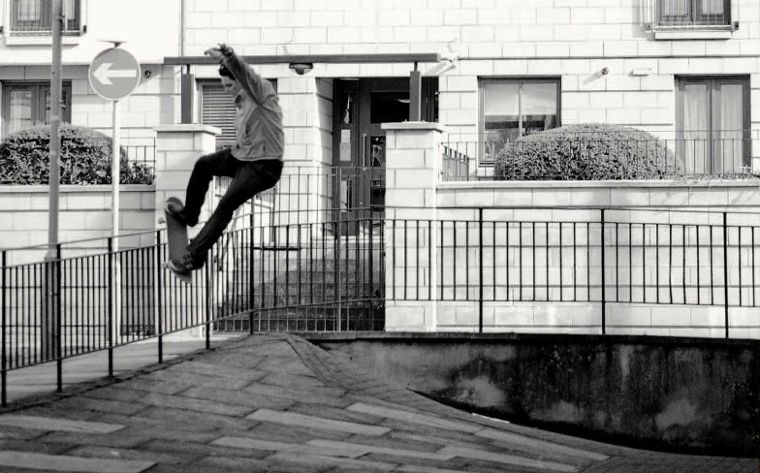 Brixton Teamfahrer Jordan Taylor mit einem Smith Grind.