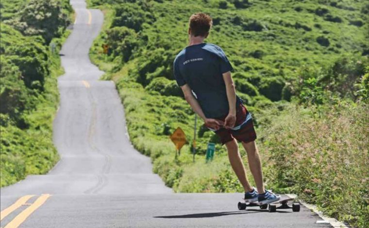 Ein Longboarder auf einem Board von Jucker Hawaii.