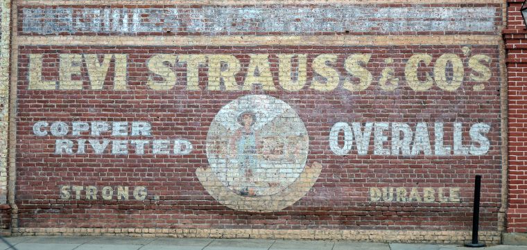 Eine Levi’s® Werbung auf einer Wand in Jacksonville.