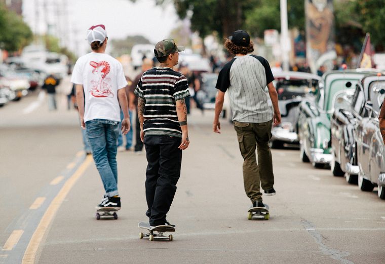 Skaters portant le streetwear de Loser-Machine.