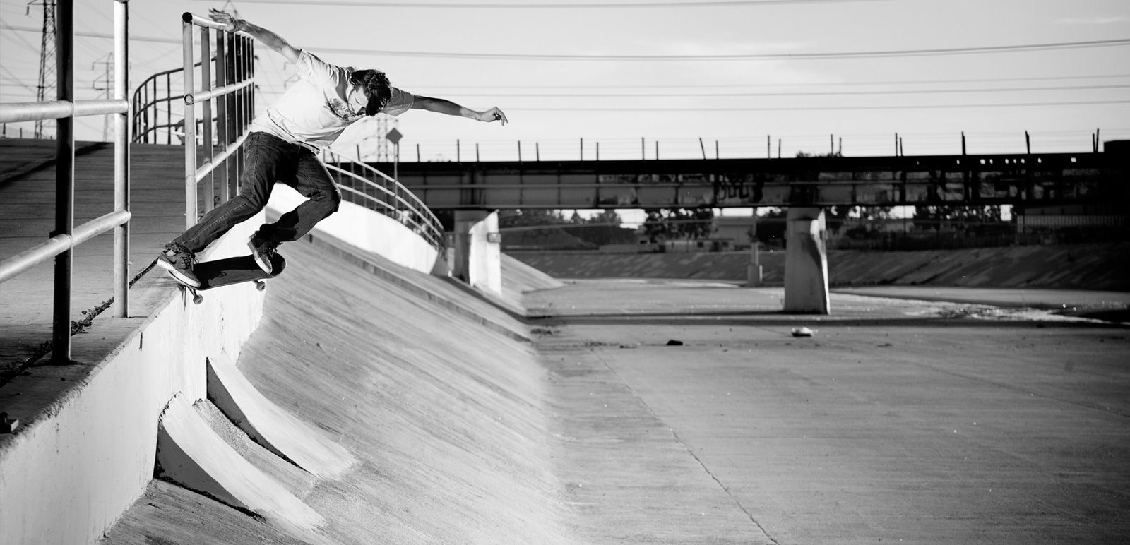 Nike SB Rider Stefan Janoski macht einen Crooked Grind.