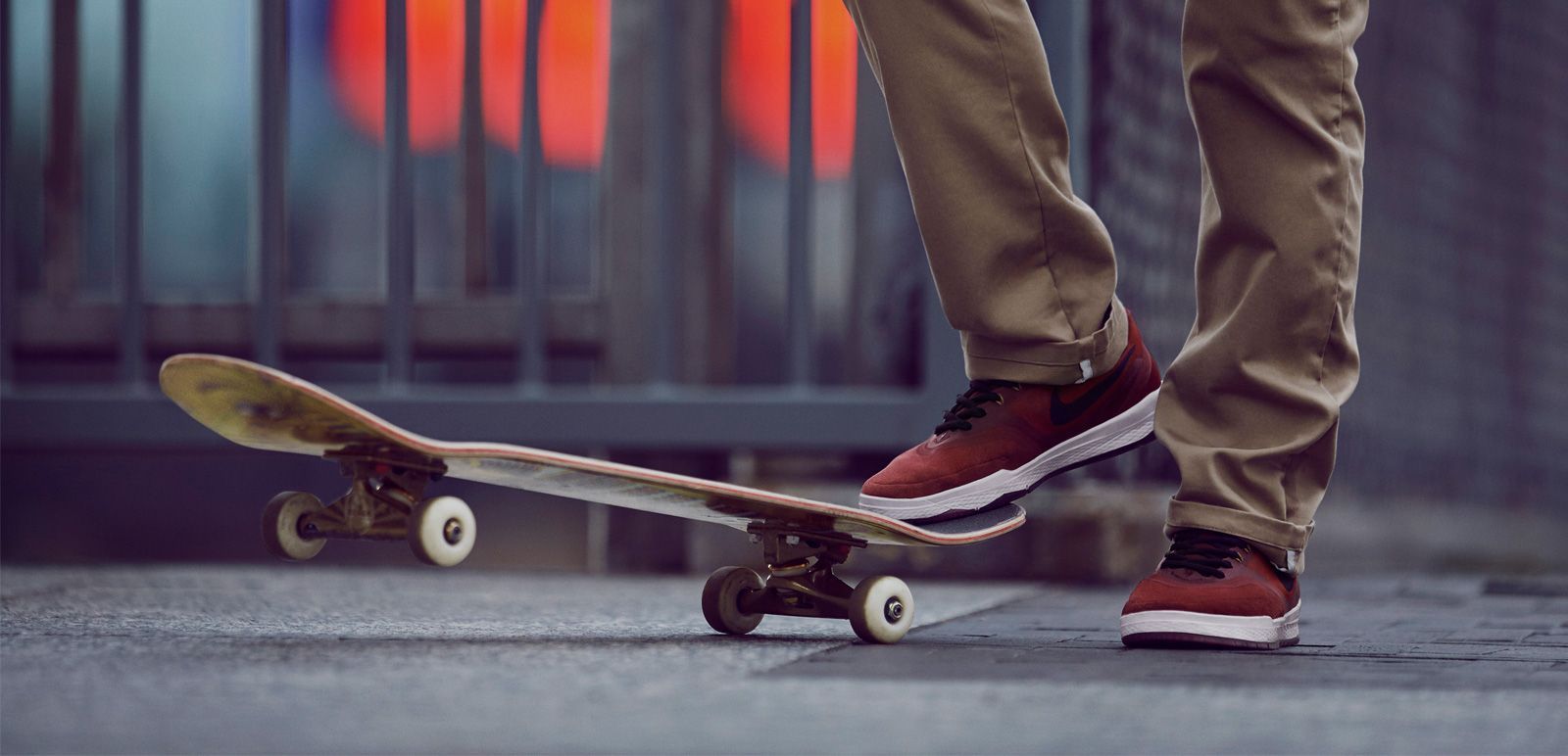 Le scarpe da skate Nike SB sono dotate delle tecnologie più all’avanguardia, per garantire una sensazione di guida dello skateboard il più autentica possibile. Qui possiamo vedere le Nike SB P-Rod 9.