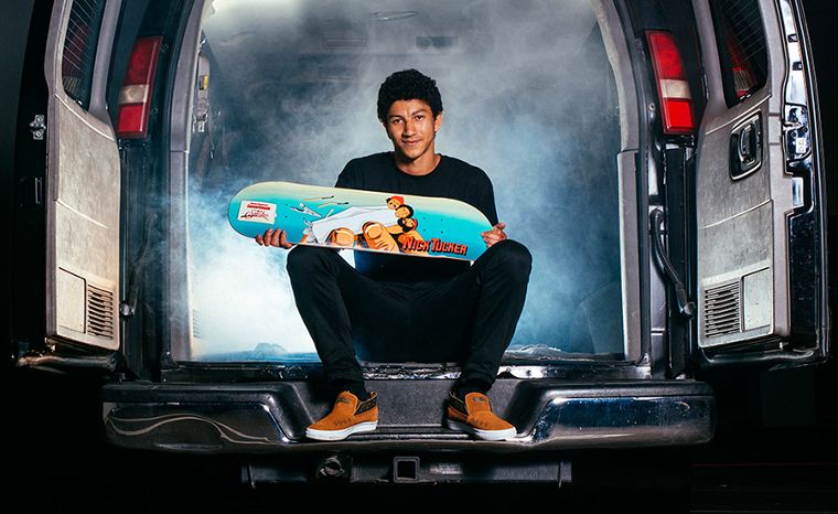 Nick Tucker avec son pro model pour Primitive Skateboards.