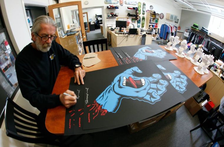 Vor über 30 Jahren entwickelte Jim Phillips das ikonische Design der Screaming Hand für Santa-Cruz.